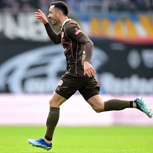 Manolis Saliakas (FC St. Pauli) feiert Tor gegen Hansa Rostock