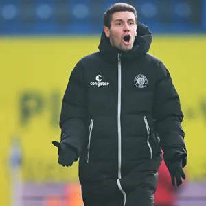 St.-Pauli-Trainer Fabian Hürzeler im Spiel gegen Hansa Rostock