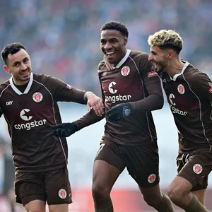 Manolis Saliakas, Oladapo Afolayan und Elias Saad jubeln in Rostock