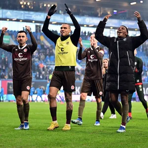 Mannschaft des FC St. Pauli nach Sieg gegen Hansa Rostock