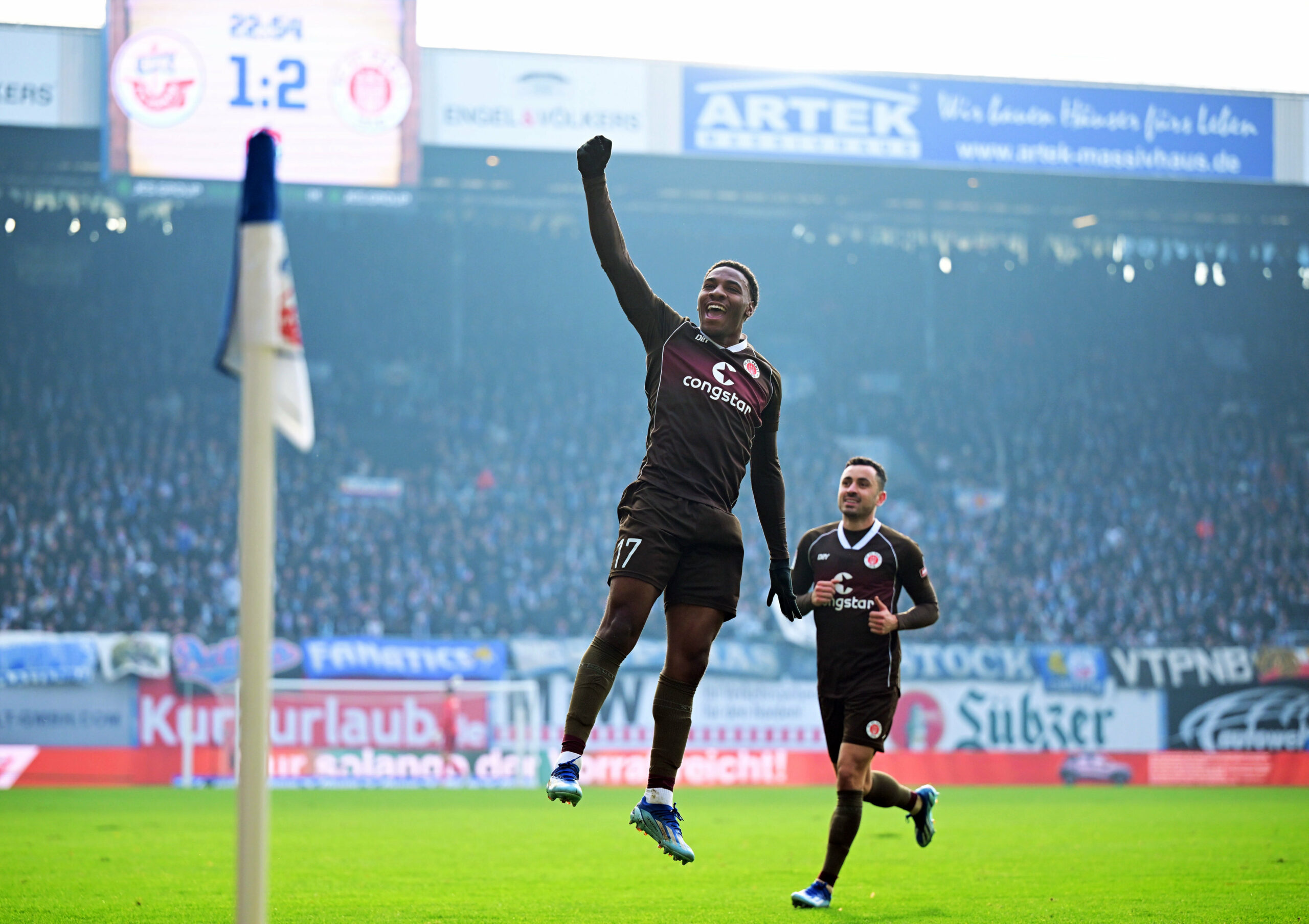 Oladapo Afolayan springt in die Luft und jubelt, sein Mitspieler läuft hinter ihm