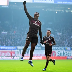 Oladapo Afolayan springt in die Luft und jubelt, sein Mitspieler läuft hinter ihm