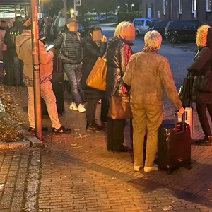 Die Reisenden mussten teilweise sehr lange auf einen Ersatzbus warten.