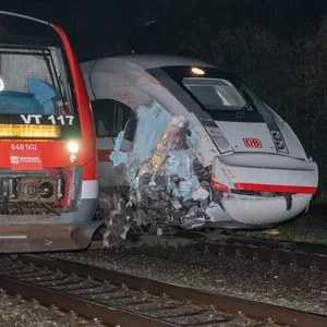 In Lauenbrück zwischen Hamburg und Bremen sind ein ICE und ein Regionalzug kollidiert.