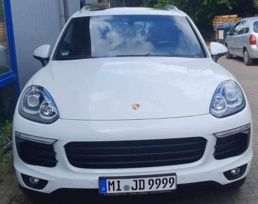 Die Polizei fahndet auch nach dem weißen Porsche-SUV des Verschwundenen.