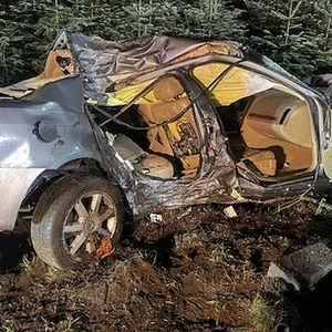 Das zerstörte Auto im Straßengraben