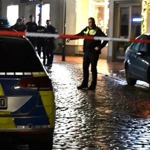 Polizisten haben den Tatort abgesperrt.