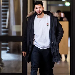 Der Youtuber Ahmad Ahadi (ApoRed) kommt zu seinem Berufungsprozess in den Gerichtssaal. (Archivbild)
