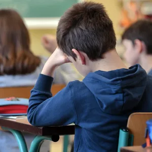 Nicht alle Schülerinnen und Schüler schaffen den Sprung von der sechsten Klasse des Gymnasiums in die siebte Klasse (Symbolbild).