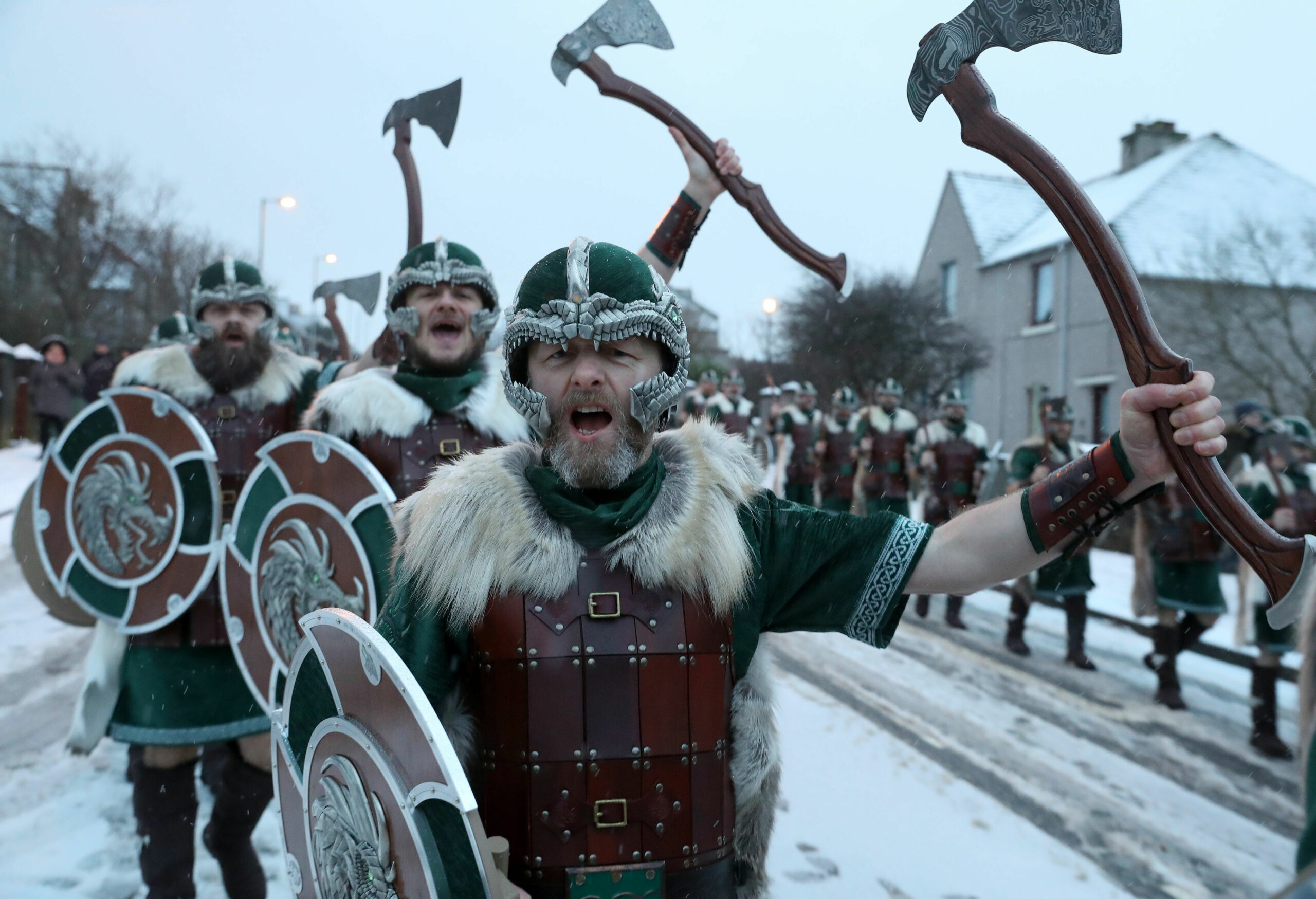 Verkleidete Mitglieder des Jarl-Gefolges marschieren mit Äxten während des Festes „Up Helly Aa“, einem Wikingerfest auf den Shetland-Inseln. (Archivbild)