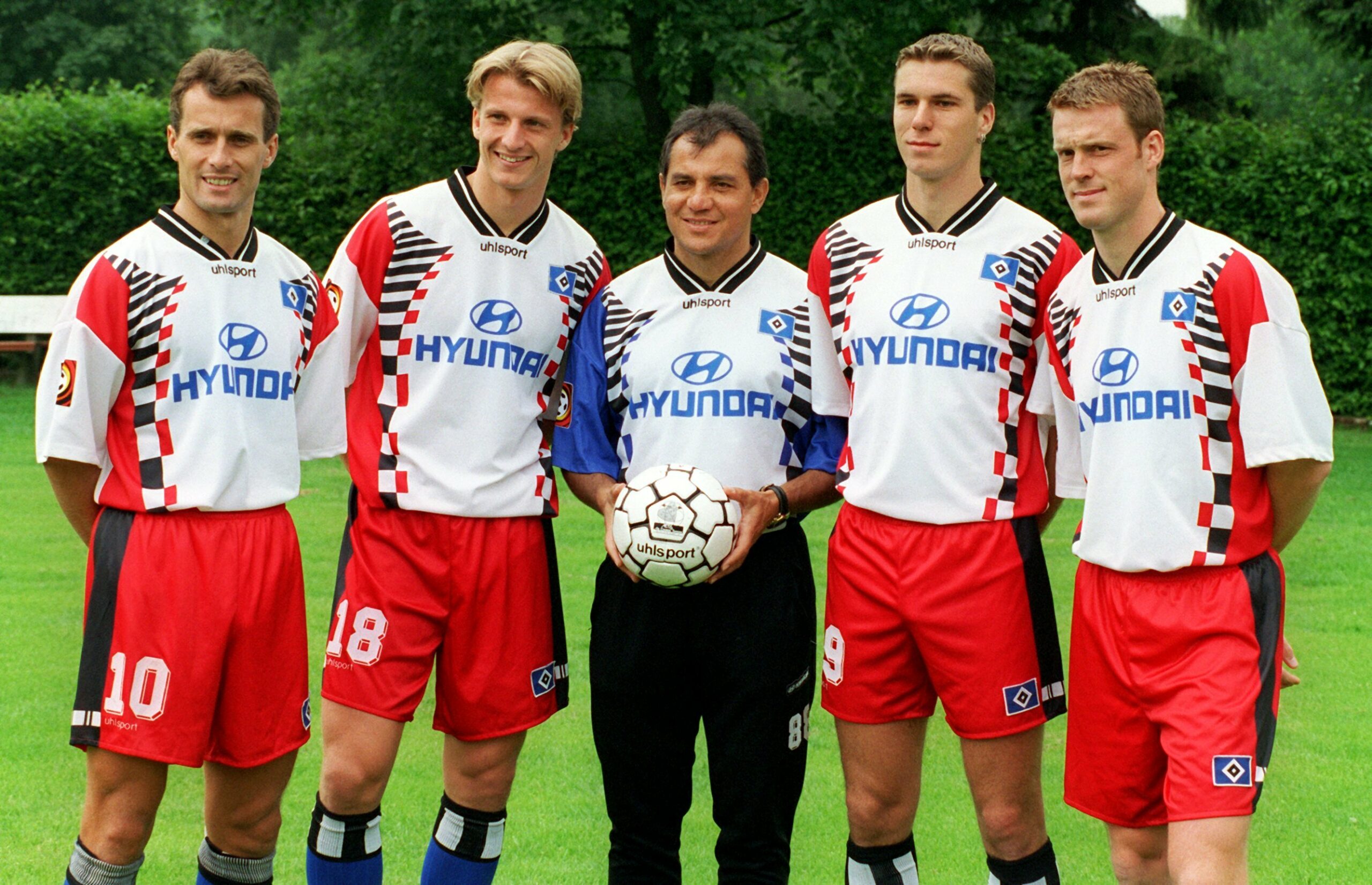 HSV-Coach Felix Magath mit seinen Neuzugängen für die Saison 1996/97