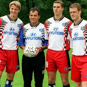 HSV-Coach Felix Magath mit seinen Neuzugängen für die Saison 1996/97