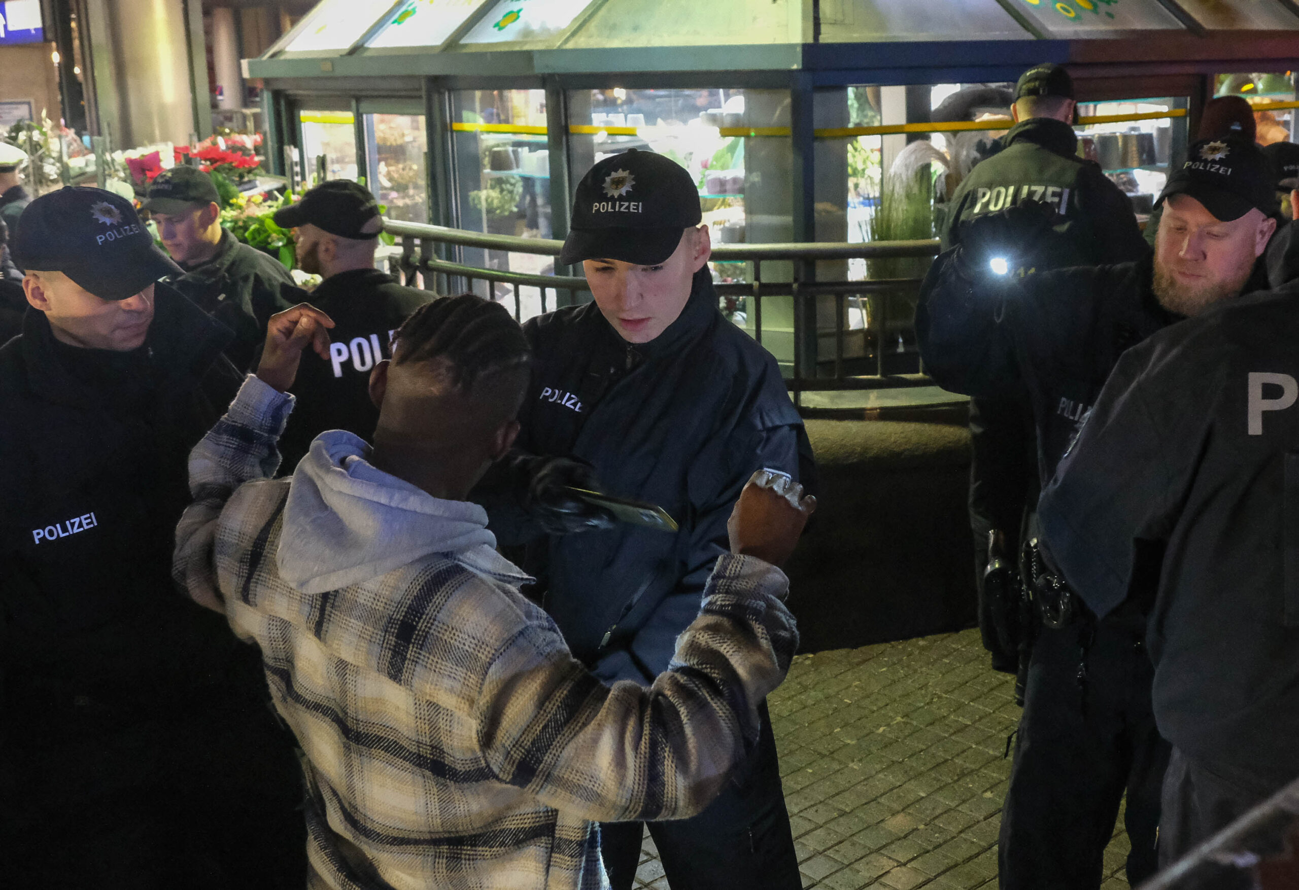 Beamte der Bundespolizei kontrollieren am Samstag einen Mann am Hauptbahnhof.