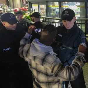 Beamte der Bundespolizei kontrollieren am Samstag einen Mann am Hauptbahnhof.