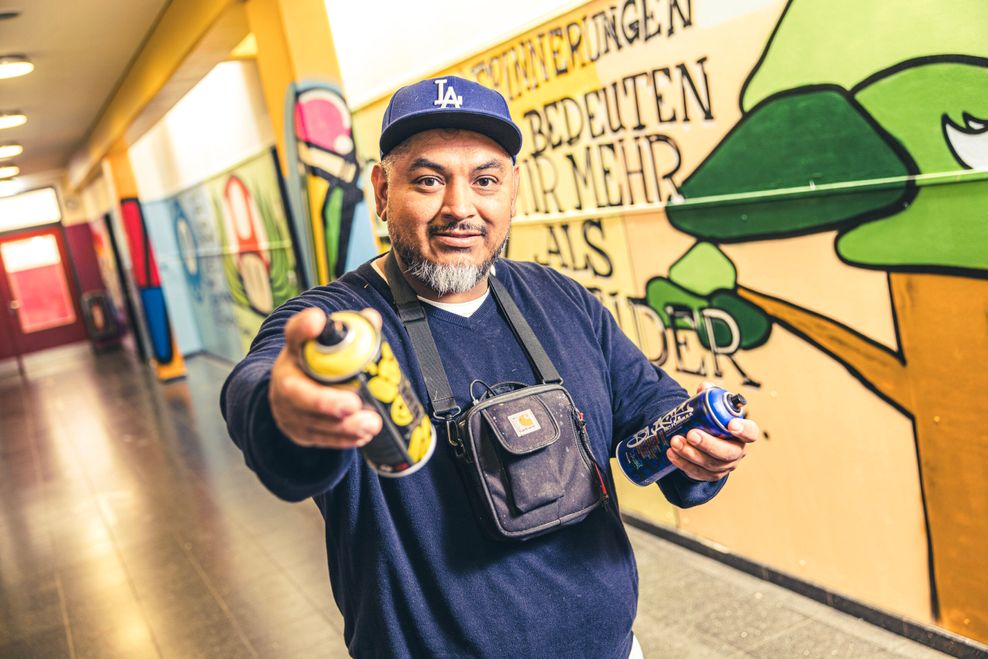 Graffiti-Künstler Ray de la Cruz (46) bei einem Schulprojekt.