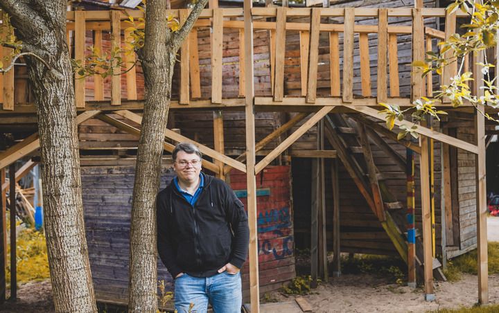 Dennis Finnern leitet den Bauspielplatz, der für viele Kinder ein Zufluchtsort ist.