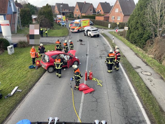 Ein Blick aus der Luft auf die Unfallstelle in Hollern-Twielenfleth. Rettungsleute kümmern sich um die verletzten Personen und die beschädigten Autos.