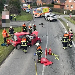 Ein Blick aus der Luft auf die Unfallstelle in Hollern-Twielenfleth. Rettungsleute kümmern sich um die verletzten Personen und die beschädigten Autos.
