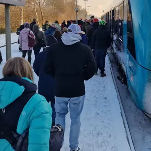 Fahrgäste auf Bahnsteig