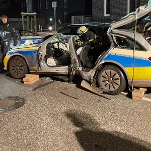 Rettungseinsatz in Tonndorf: Die Beamten mussten aus dem zerstörten Streifenwagen geschnitten werden.