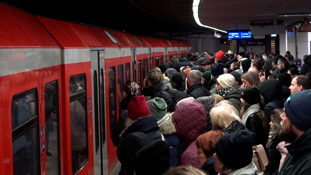 Unter anderem in Harburg kam es wegen des Schneefalls zu Chaos auch bei der S-Bahn.
