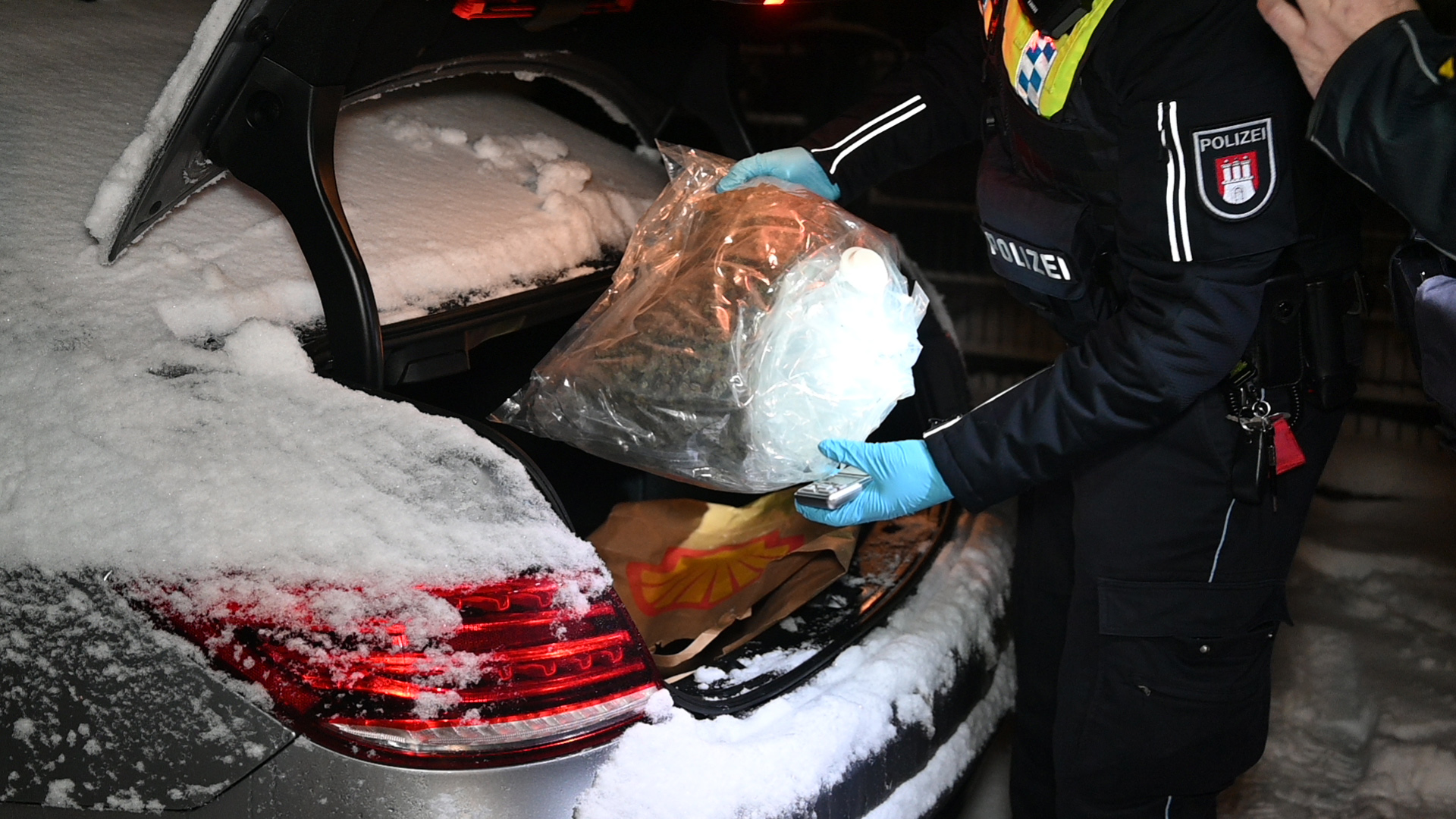 Im Kofferraum eines Mercedes, der vor dem Pokerclub geparkt war, findet die Polizei rund 500 Gramm Marihuana.