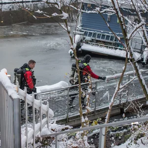Taucher der Feuerwehr Hamburg mussten das Hausboot wieder aufrichten.