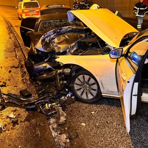 Die beiden Fahrzeuge wurden durch den Frontalcrash am Hamburger Airport schwer beschädigt.