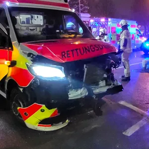 Unfall mit Rettungswagen auf Einsatzfahrt – zwei Verletzte in Lübeck