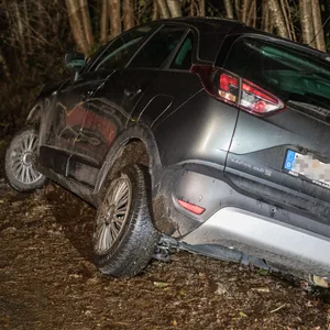 Aufnahme des Unfallwagens im Graben des Feldwegs.