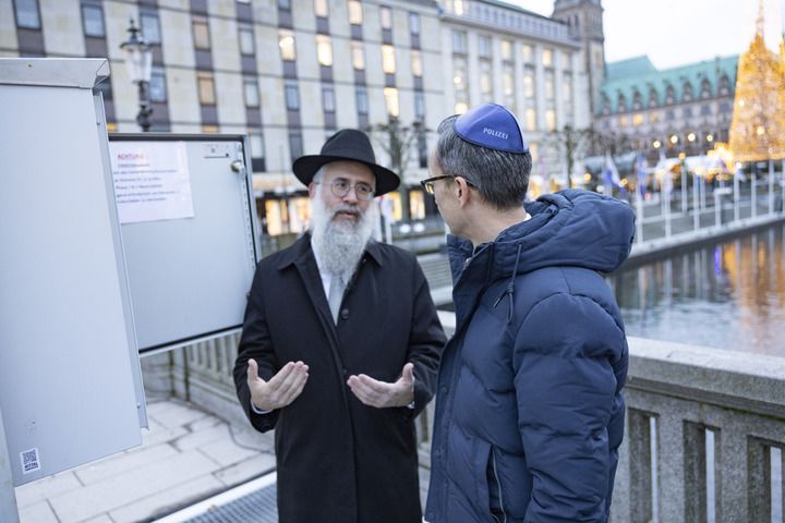 Bistritzky und Schnabel (r.) kurz vor der Entzündung der Kerze.