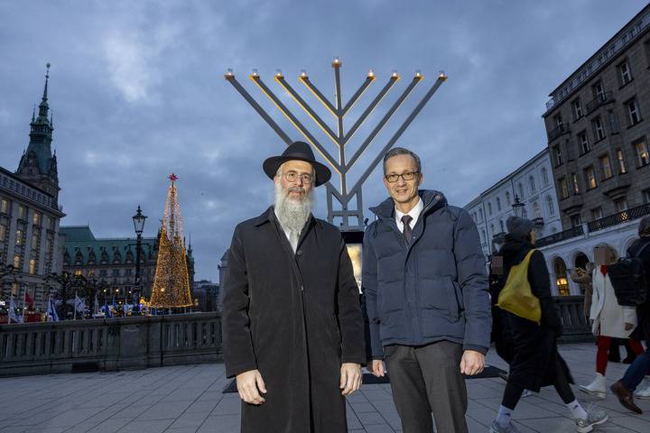 Shlomo Bistritzky (l.), Hamburgs Landesrabbiner, und Polizeipräsident Falk Schnabel vor einem großen Chanukka-Leuchter