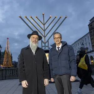 Shlomo Bistritzky (l.), Hamburgs Landesrabbiner, und Polizeipräsident Falk Schnabel vor einem großen Chanukka-Leuchter