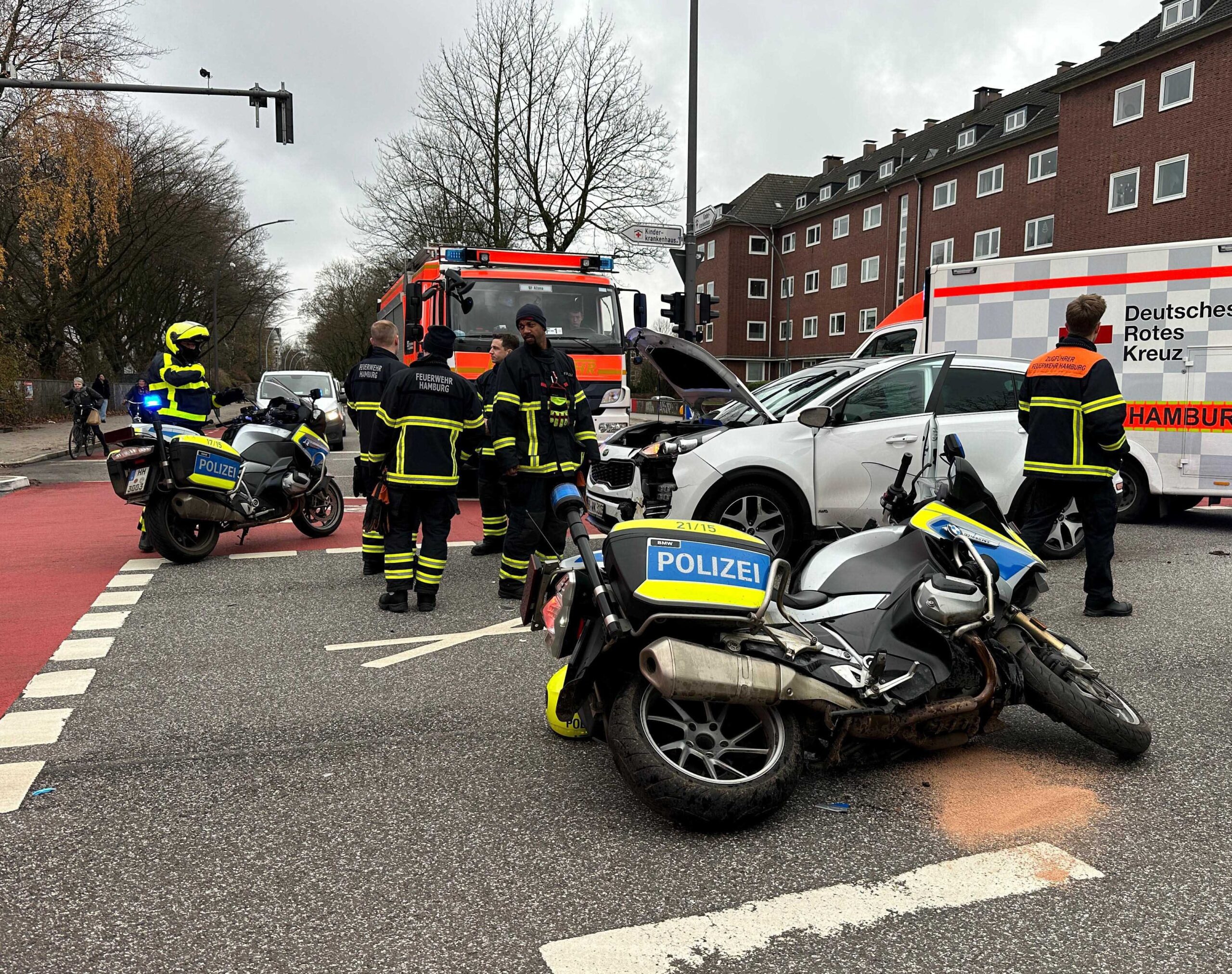 Feuerwehrkräfte sichern die Unfallstelle in Hamburg-Ottensen ab.