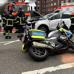 Feuerwehrkräfte sichern die Unfallstelle in Hamburg-Ottensen ab.