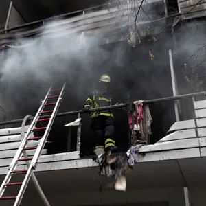 Feuerwehrkräfte trugen Müll und Kleidungsreste aus der Wohnung.