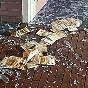 Das Innenleben der Bank wurde erheblich beschädigt. Draußen auf der Straße lagen zahlreiche Geldscheine.