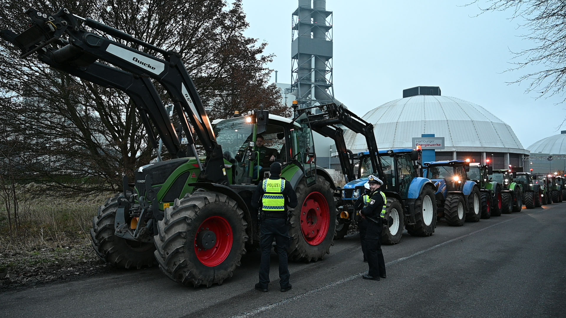 Polizisten stoppen einen Trecker-Konvoi in Harburg.