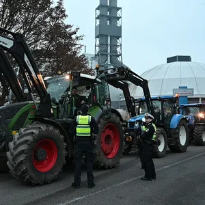 Polizisten stoppen einen Trecker-Konvoi in Harburg.