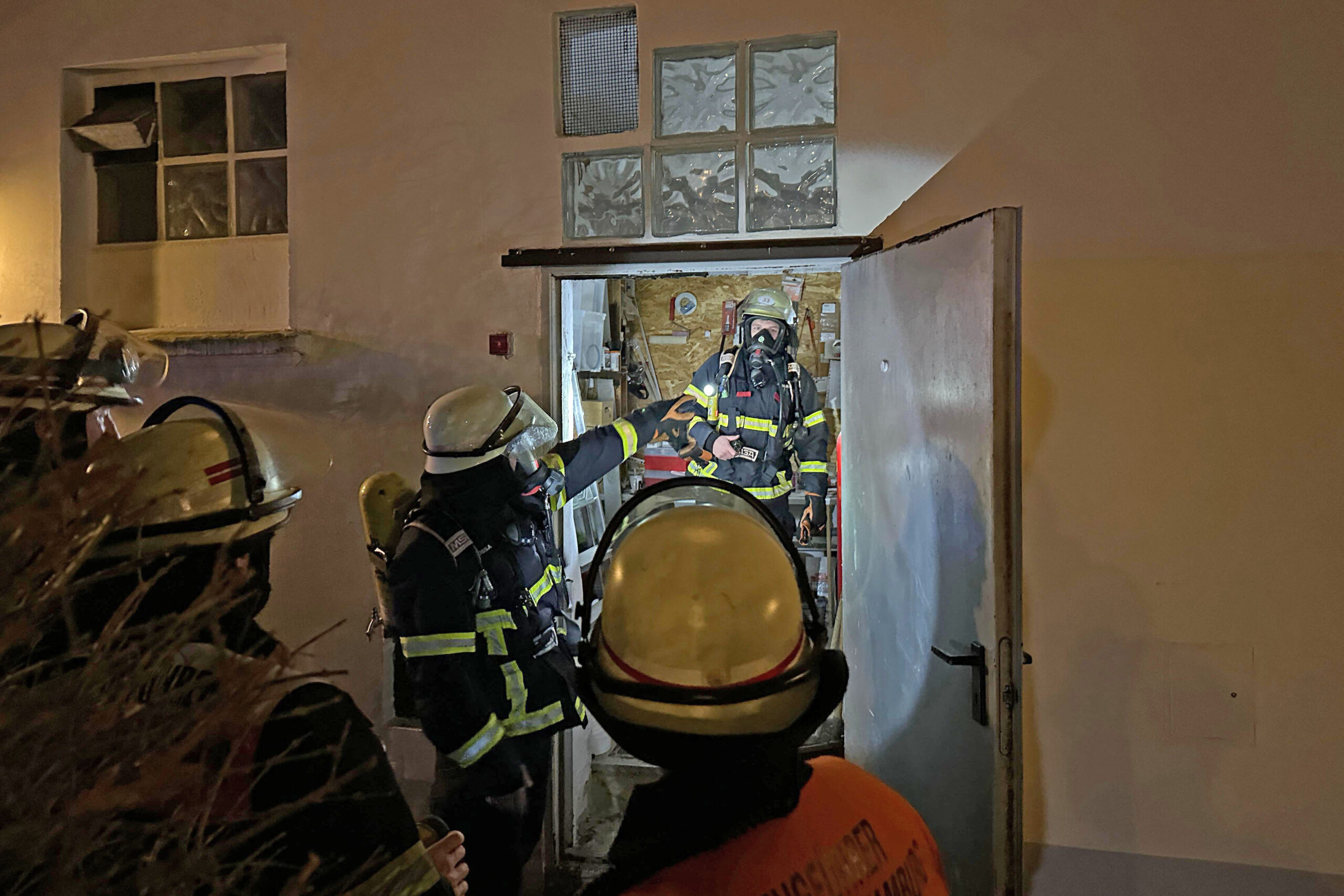 Einsatzkräfte der Feuerwehr im Keller des Wohnhauses.