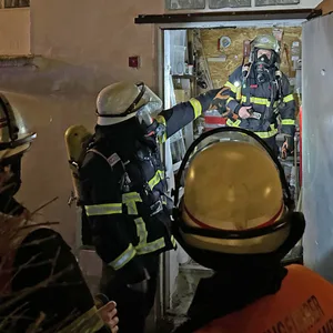 Einsatzkräfte der Feuerwehr im Keller des Wohnhauses.