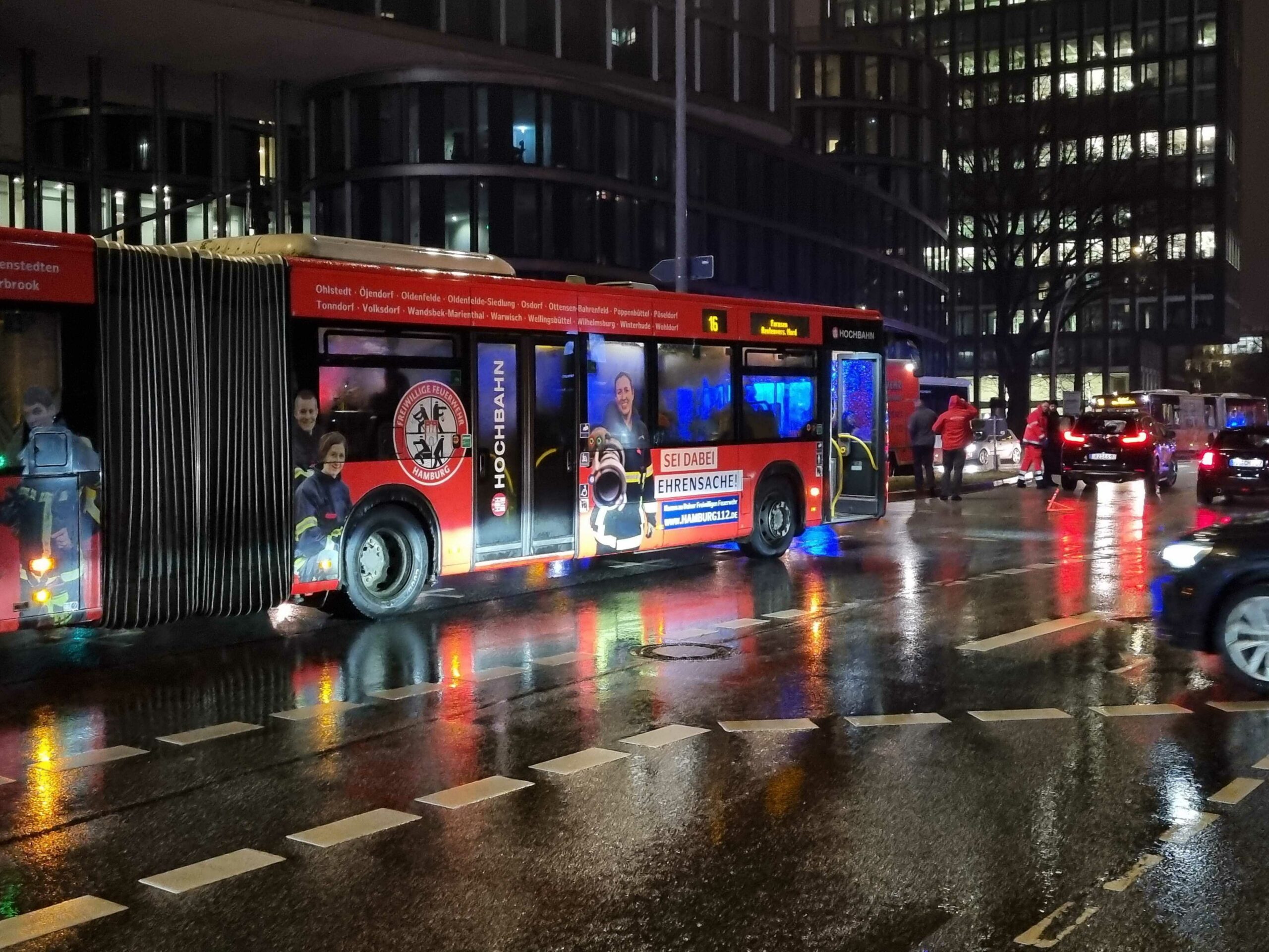 Bus steht auf regennnasser Straße