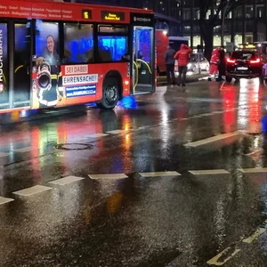 Bus steht auf regennnasser Straße