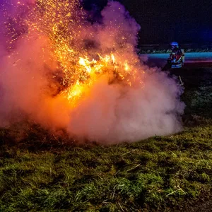Seltsamer Einsatz: Auf einem Parkplatz brannten plötzlich Strohballen.