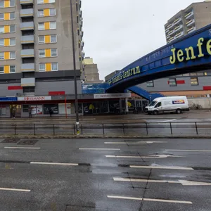 Das Einkaufszentrum Jenfeld an der Rodigallee – oben drüber gibt es auch Wohnungen.