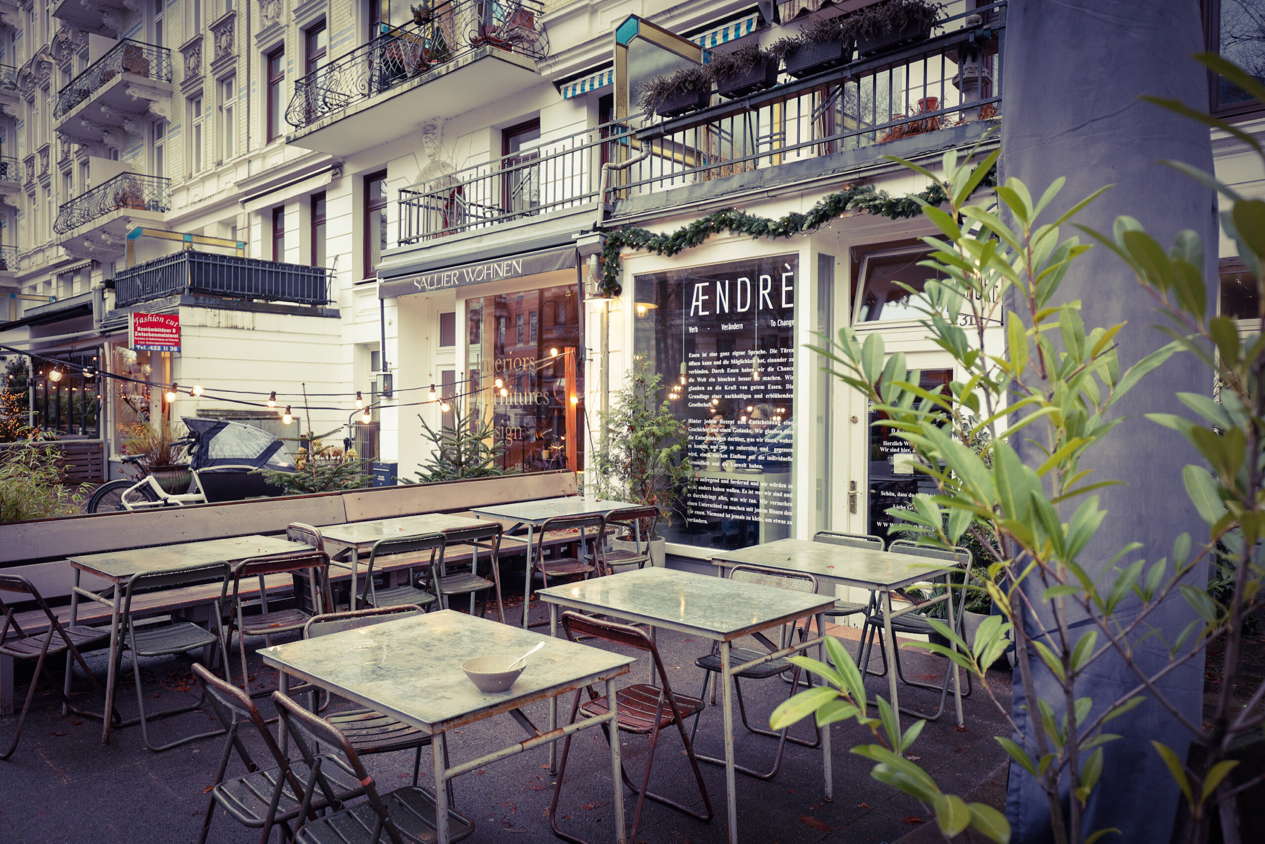 Das Restaurant „Aendrè“ am Lehmweg von außen, davor Tische und Stühle