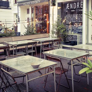 Das Restaurant „Aendrè“ am Lehmweg von außen, davor Tische und Stühle
