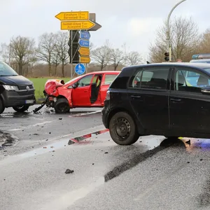 Drei stark beschädigte Autos nach der Kollision auf der Kreuzung