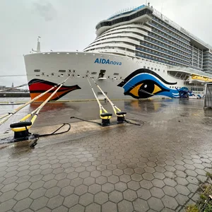 Die AidaNova nach dem Anlegen in Hamburg