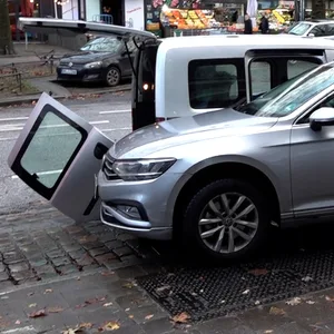 Der Volkswagen rammte – über den Gehweg fahrend – einen geparkten Wagen.